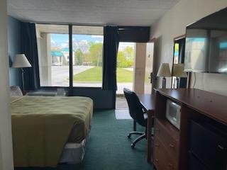 Horseshoe Curve Lodge-guestroom-Horseshoe Curve Lodge Altoona PA Room King.jpg