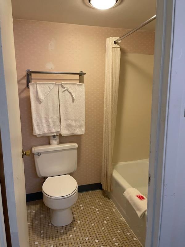 Horseshoe Curve Lodge-guestroom-Horseshoe Curve Lodge Altoona PA Room Bathroom.jpg