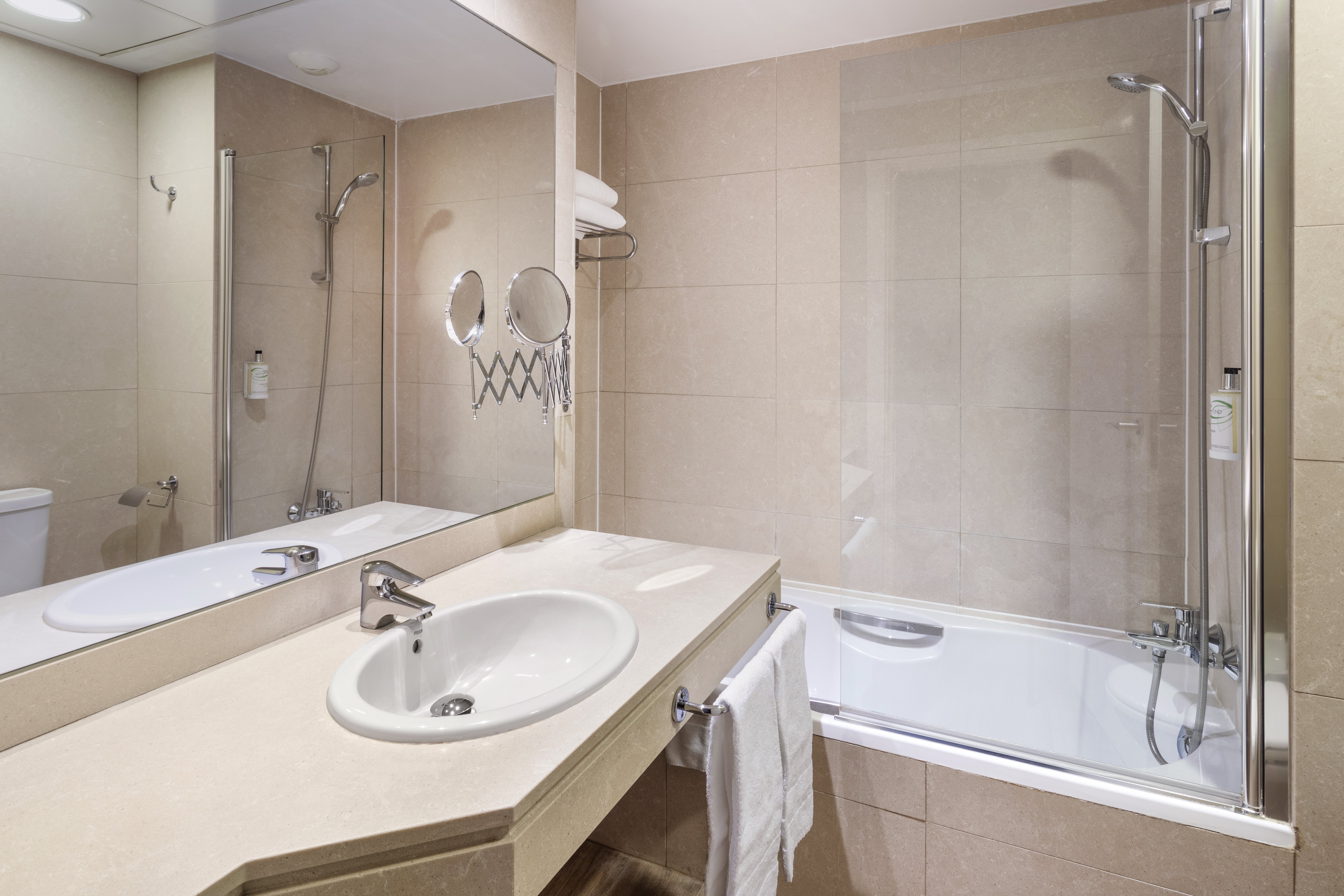 B&B HOTEL LOGRONO LAS CANAS-guestroom-BATHROOM.jpg