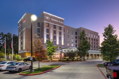 Crowne Plaza Shenandoah Woodlands Area hotel entrance at dusk.