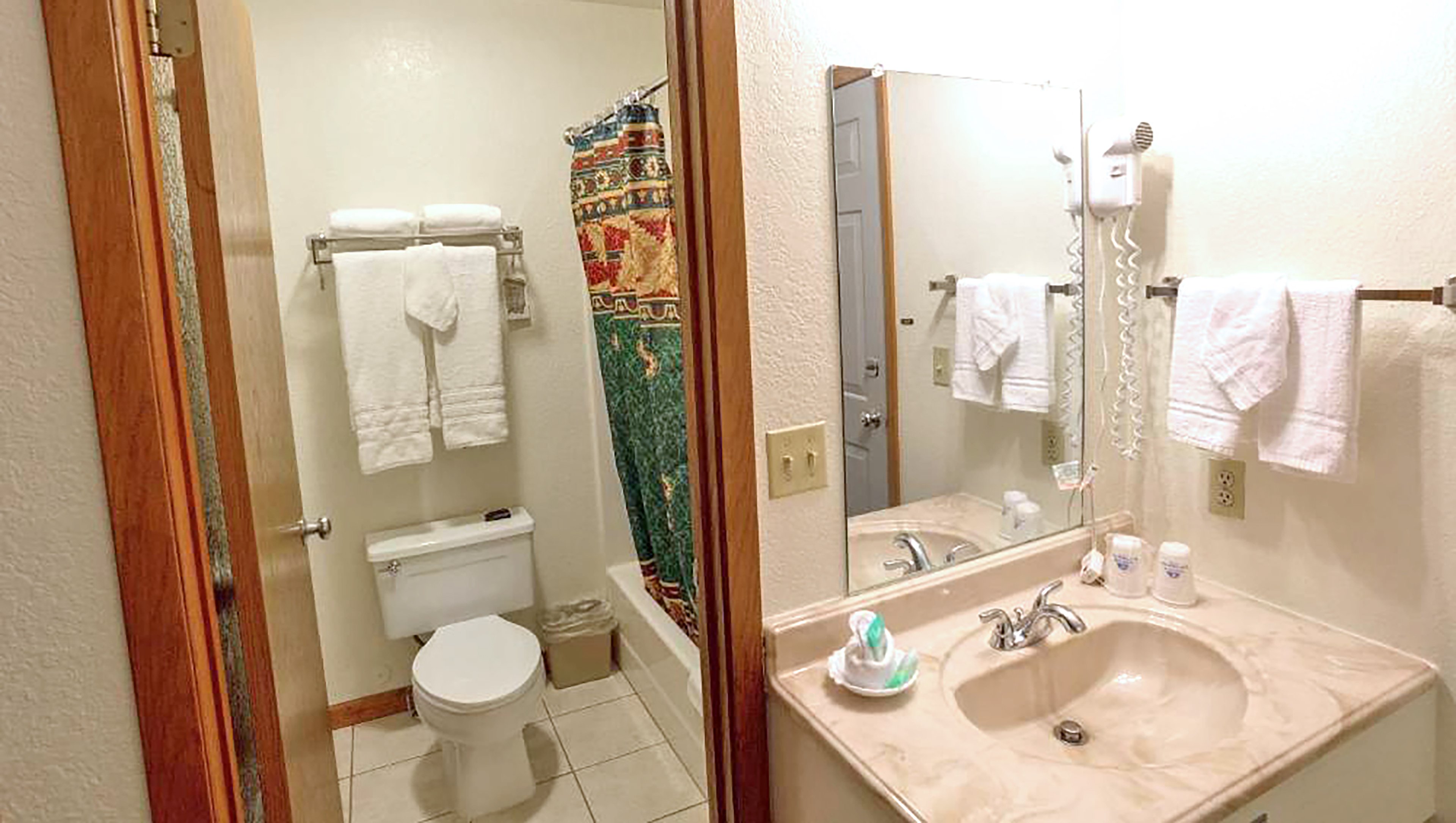 Big Horn Lodge-guestroom-Big Horn Lodge Bathroom.jpg