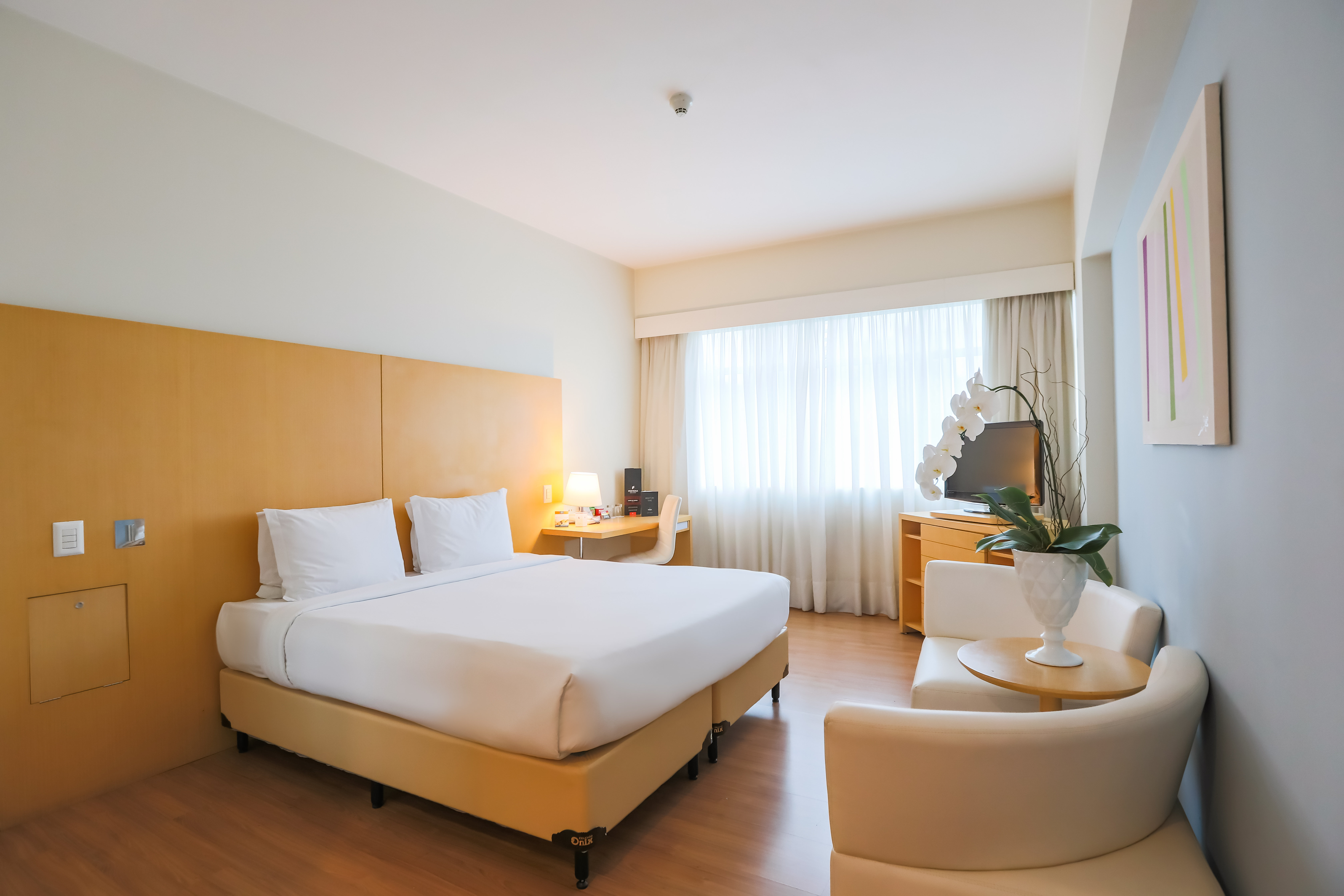 PESTANA CURITIBA HOTEL-guestroom-Pestana Curitiba Rooms Queen Superior.jpg