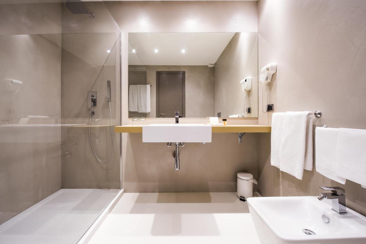 B-B HOTEL TRAPANI CRYSTAL-guestroom-BATHROOM.jpg