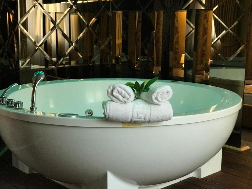 DELUXE HOTEL TIRANA-guestroom-BATHROOM.jpg