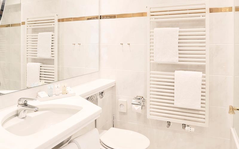 HOTEL REUTEMANN SEEGARTEN-guestroom-Bathroom.jpg