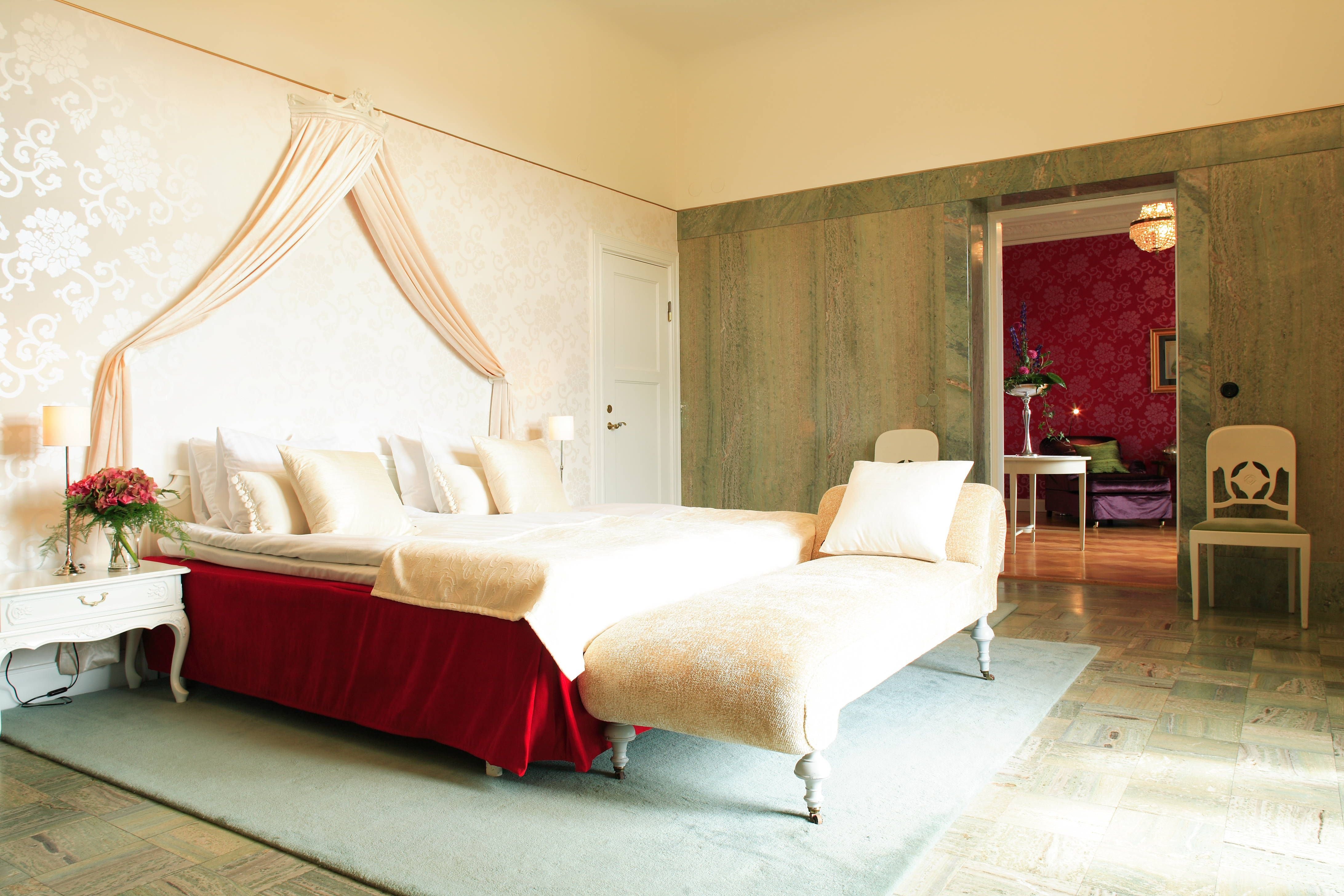 BJERTORP SLOTT-guestroom-Suite.jpg