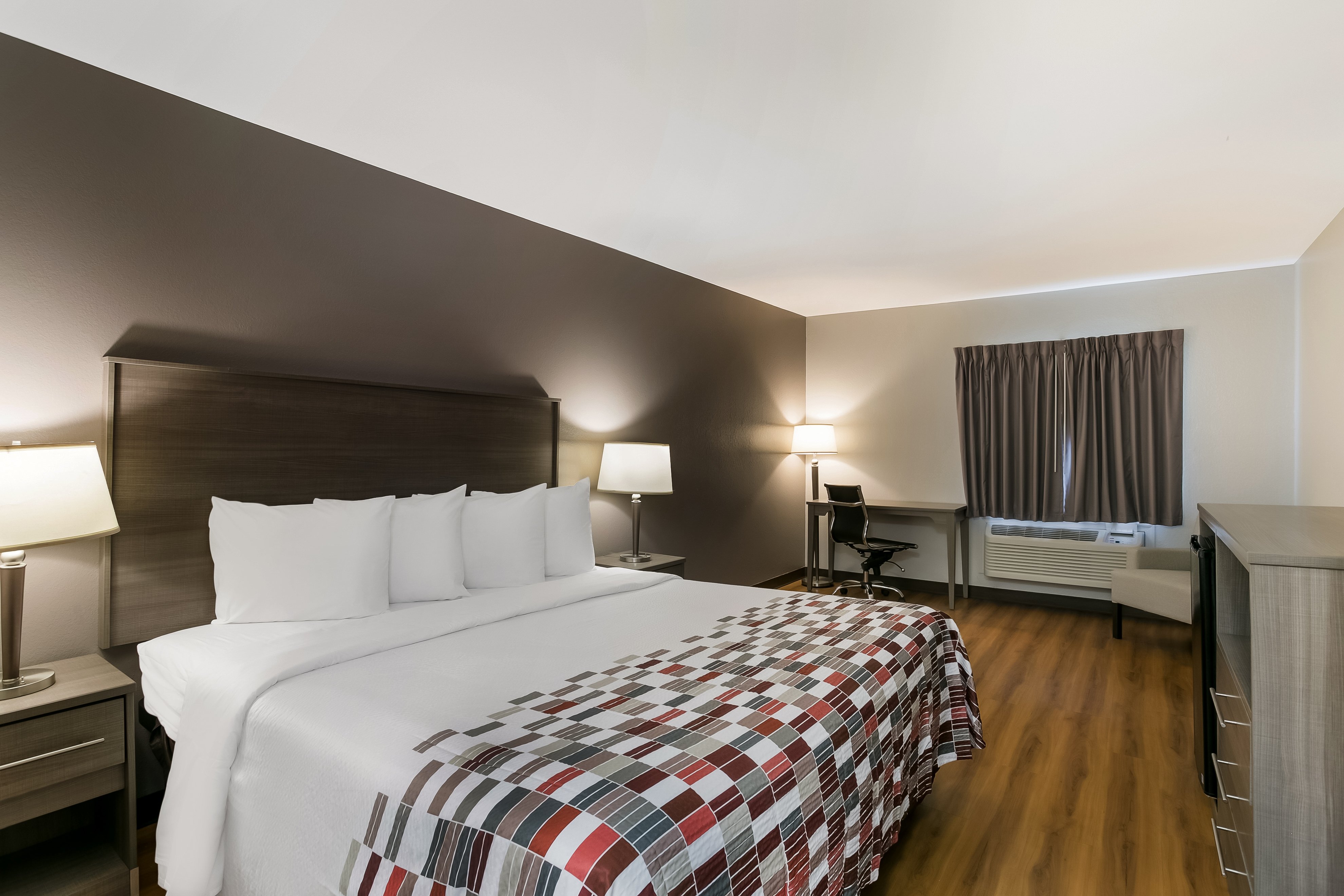 RED ROOF DENVER-guestroom-Superior King.jpg