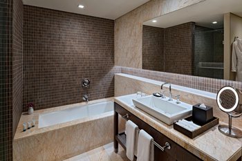 Premium Suite City View Bathroom