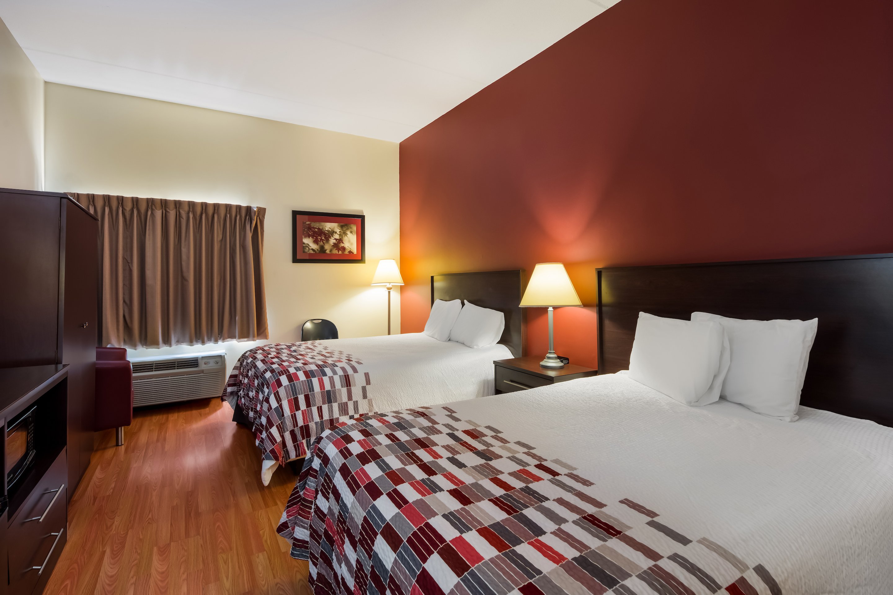 RED ROOF HENDERSONVILLE-guestroom-Deluxe Full.jpg