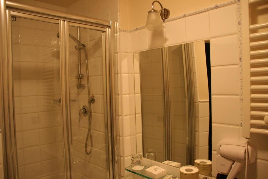 VILLA RINALDUCCI DIMORA STORICA-guestroom-BATHROOM.jpg
