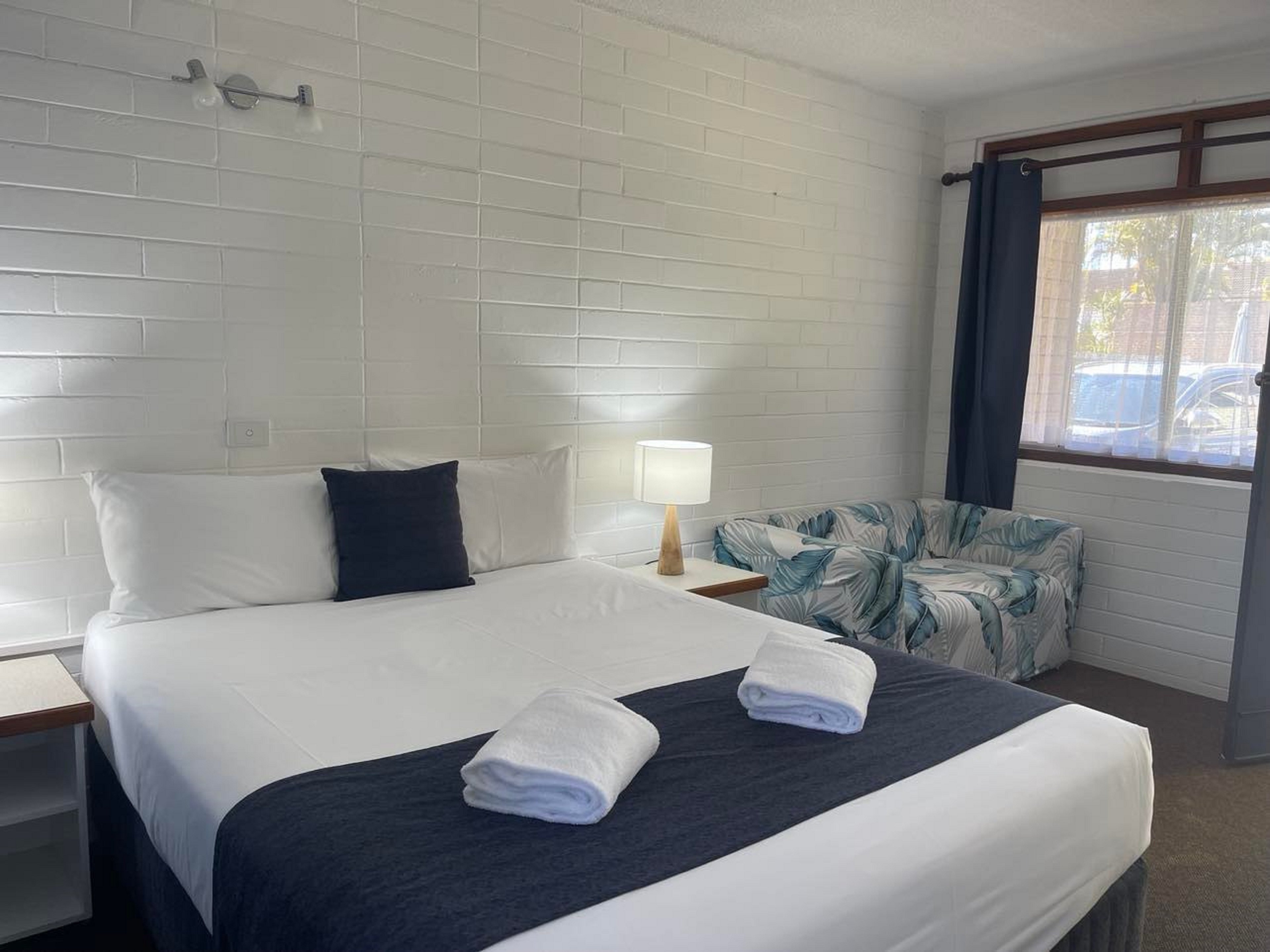FORSTER MOTOR INN-guestroom-Queen.jpg