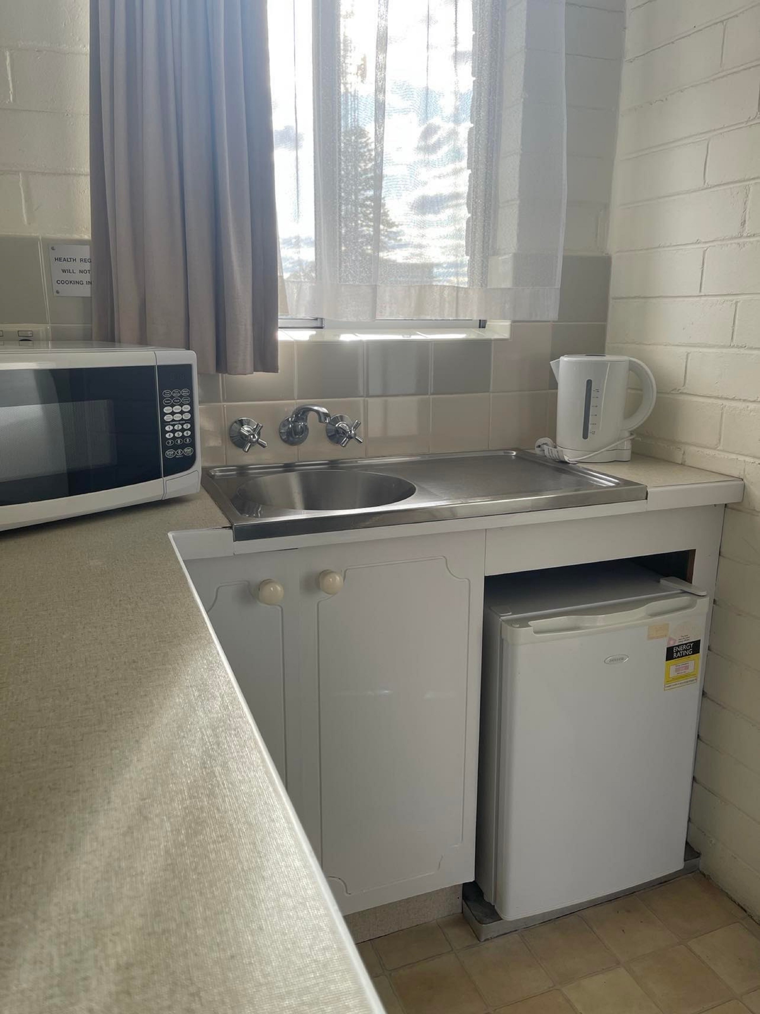 FORSTER MOTOR INN-guestroom-Kitchenette.jpg