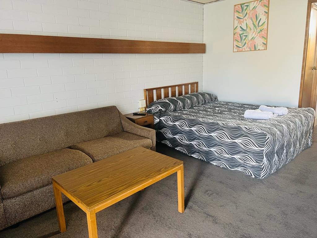 CENTURY MOTOR INN FINLEY-guestroom-Room.jpg