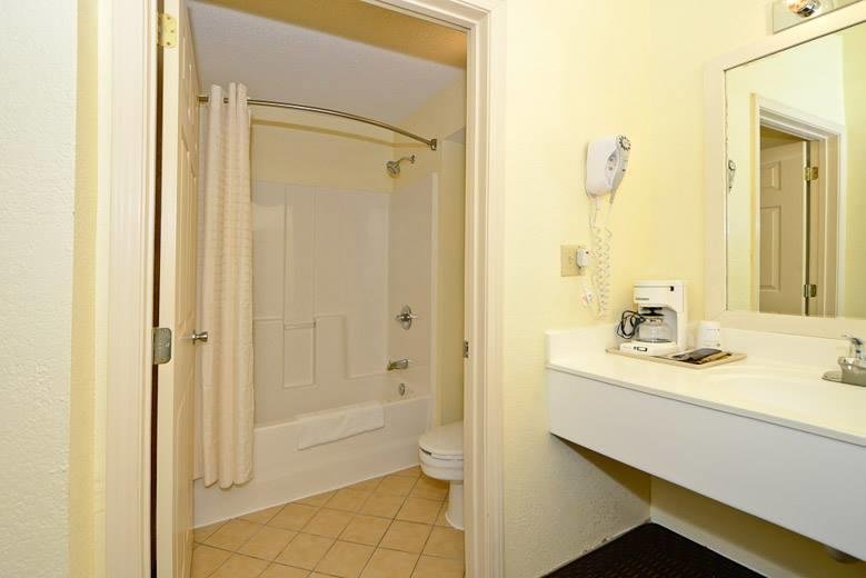 MANCHESTER HERITAGE INN AND SU-guestroom-Bathroom.jpg