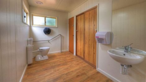 YARRAWONGA RIVERLANDS TOURIST PARK-guestroom-Yarrawonga Riverlands Tourist Park Assessible Bathroom Fbb.jpg