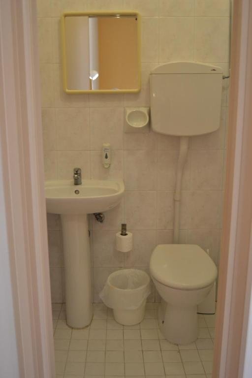 HOTEL VILLA CATERINA - RIMINI-guestroom-BATHROOM.jpg