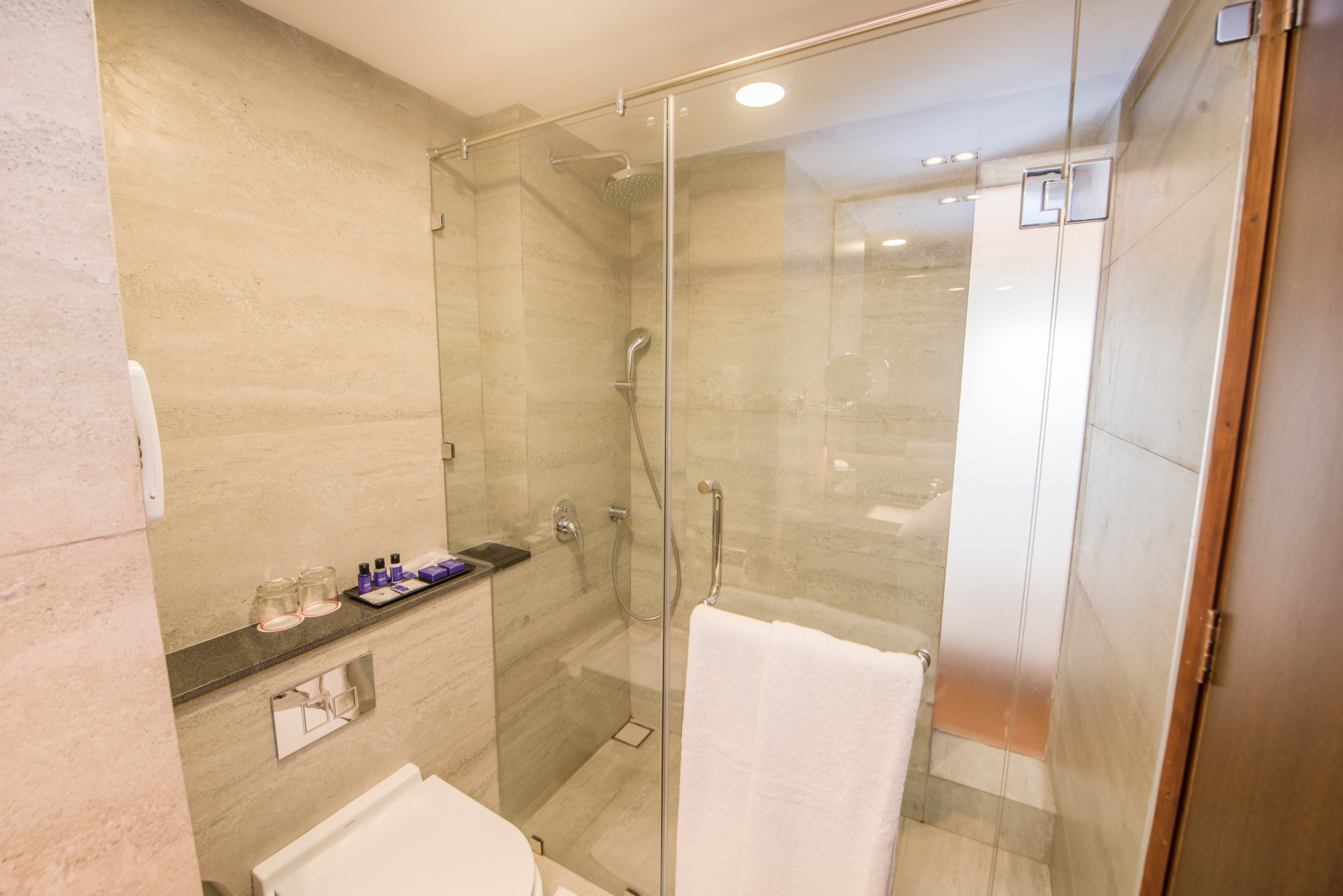 The Gateway Hotel Colombo-guestroom-Deluxe Room Bathroom.jpg