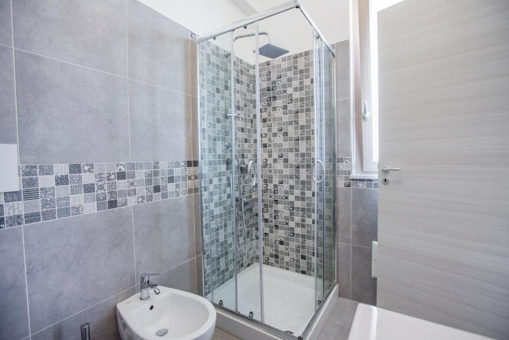 BELVEDERE RENT ROOMS-guestroom-BATHROOM.jpg