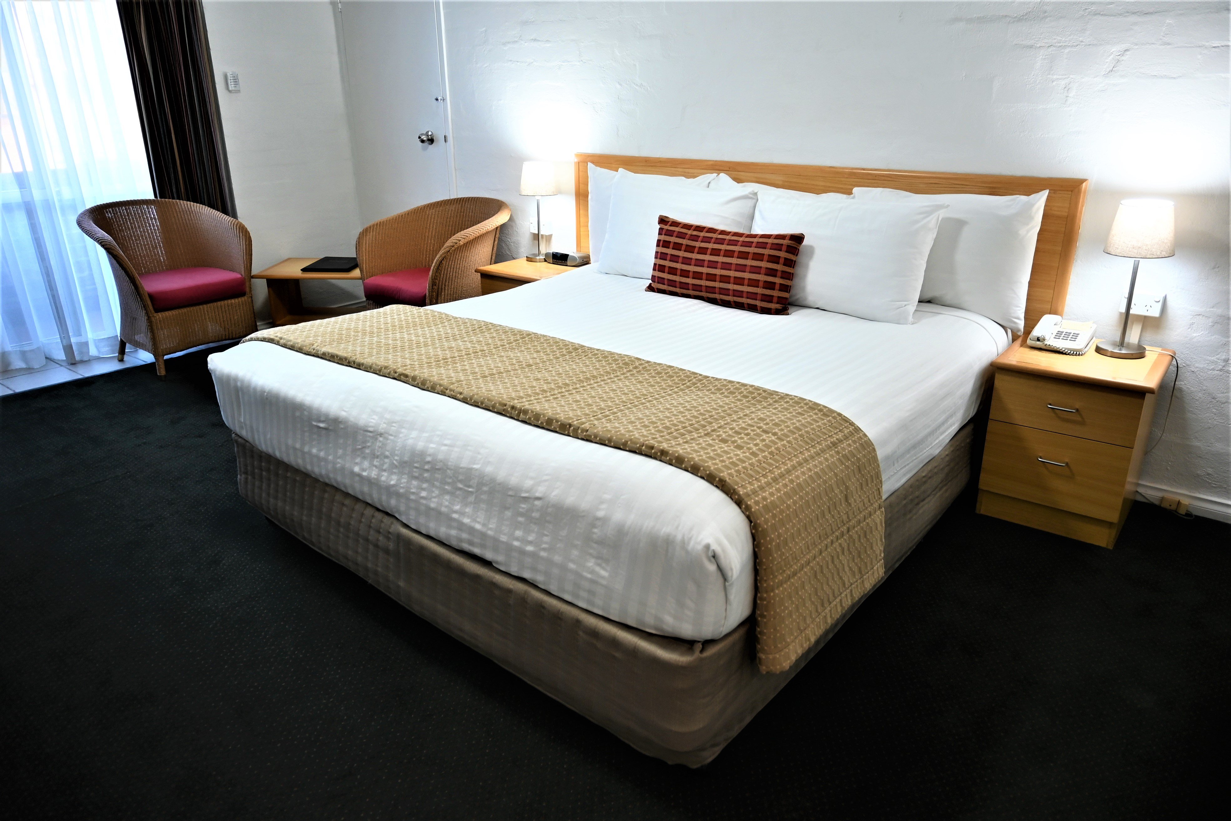 GRAND COUNTRY LODGE MOTEL MITTAGONG-guestroom-Executive King.jpg