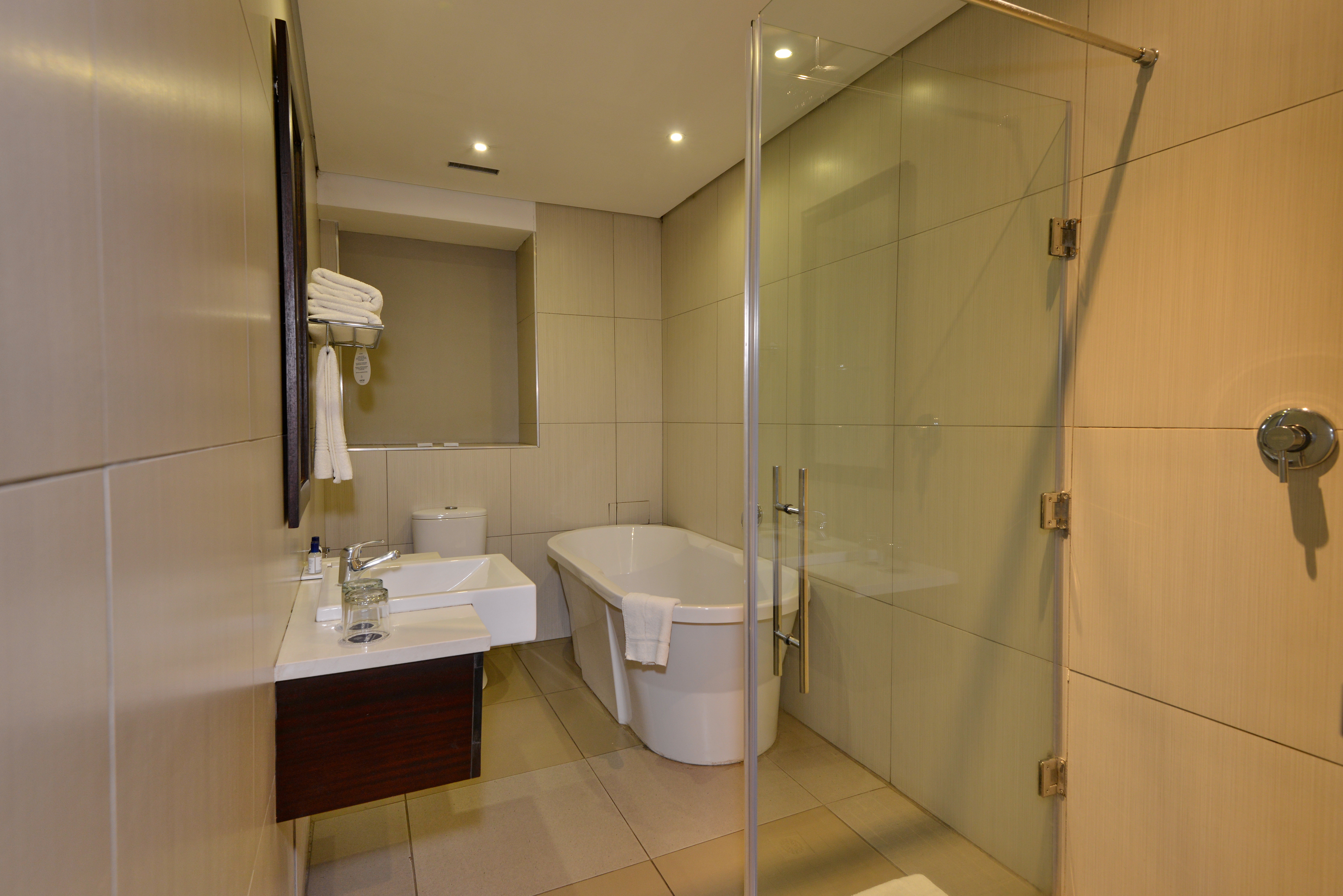 ANEW Hotel Witbank Emalahleni-guestroom-Deluxe Room Bathroom.jpg
