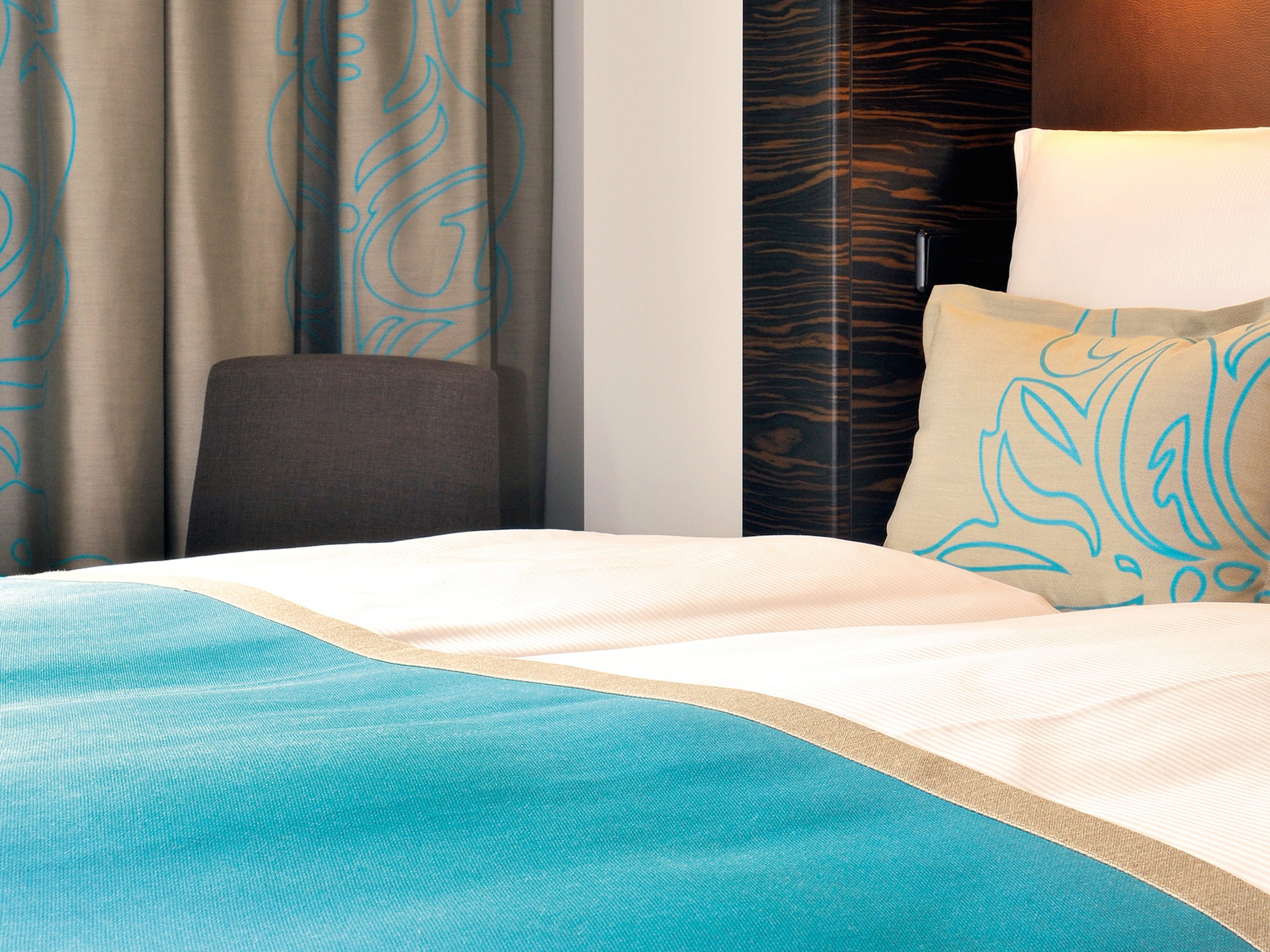 Motel One Frankfurt-Messe-guestroom-Motel One Frankfurt-Messe Balcony Room.jpg