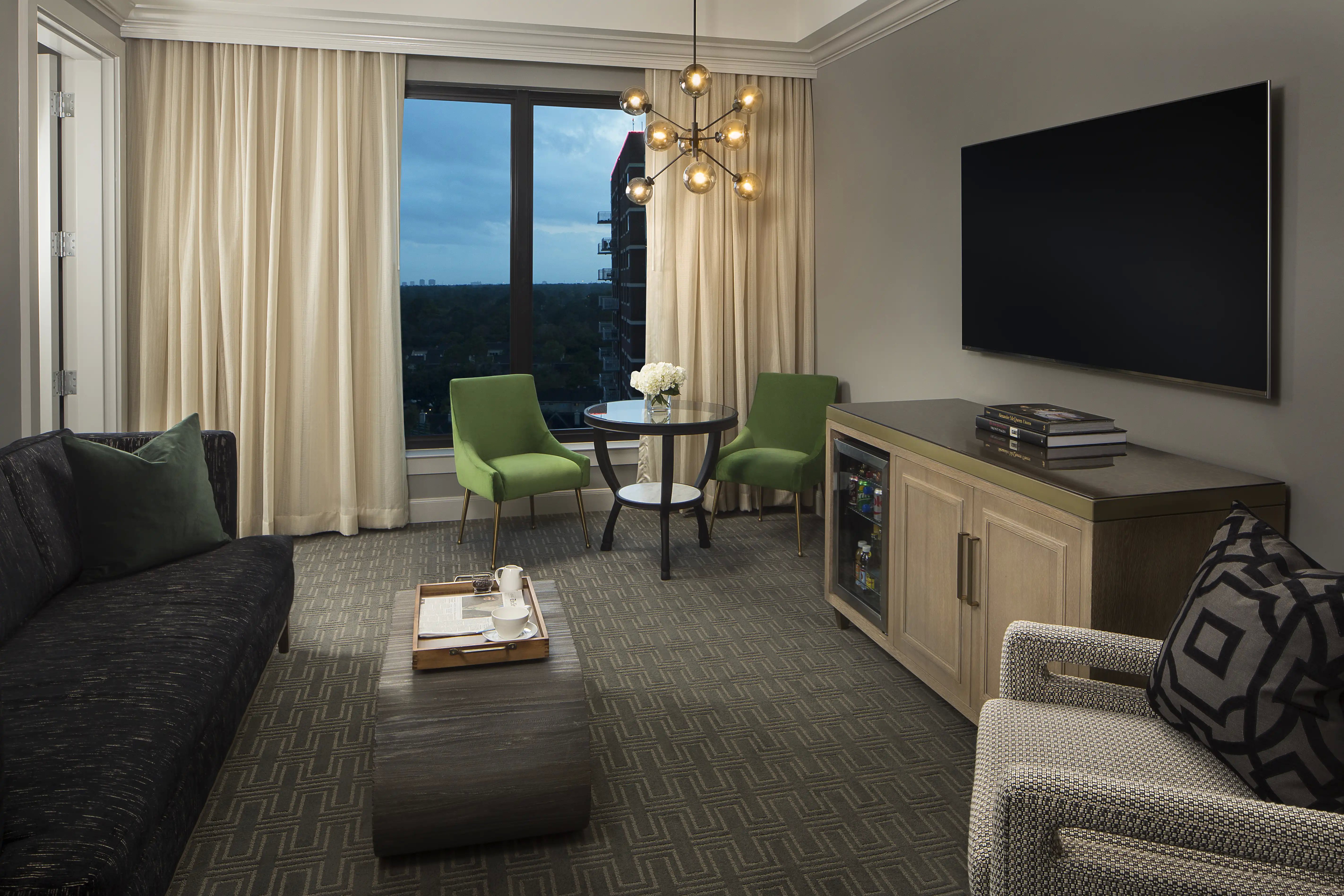 BCSK_Balcony Corner Suite King_living room