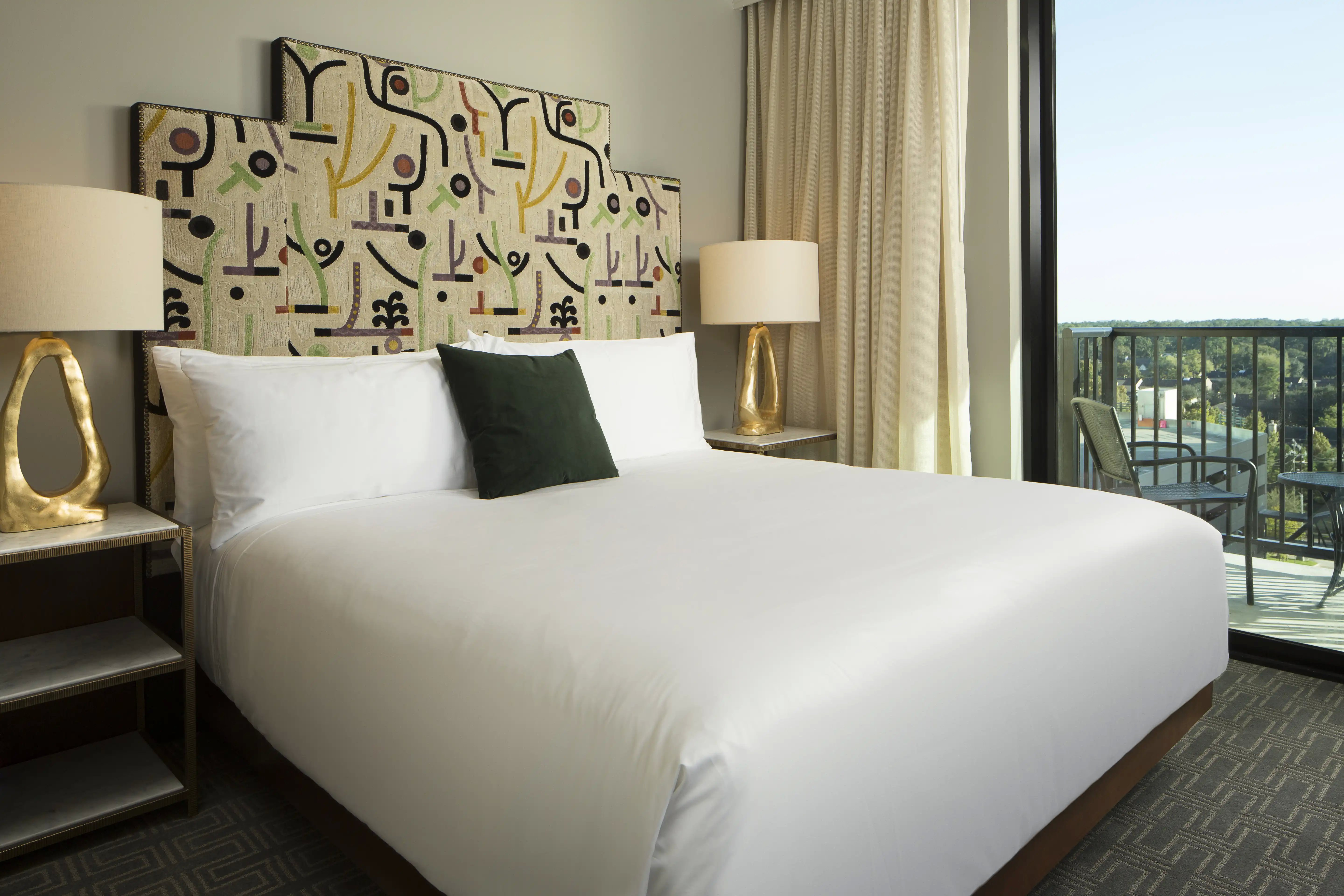 BSK_Balcony King Suite_King bed