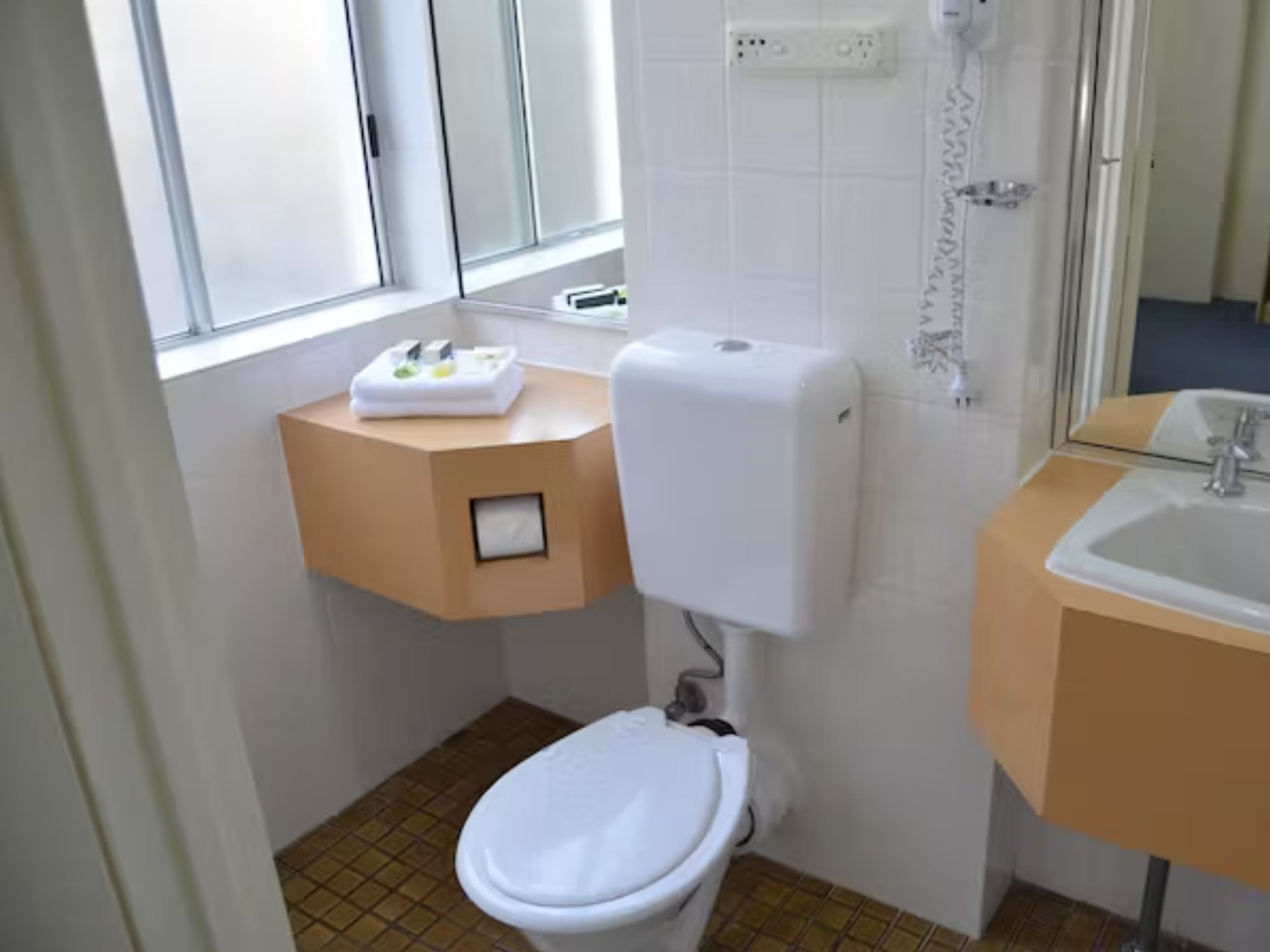 DEVERE HOTEL SYDNEY-guestroom-Superior Room Bathroom.jpg