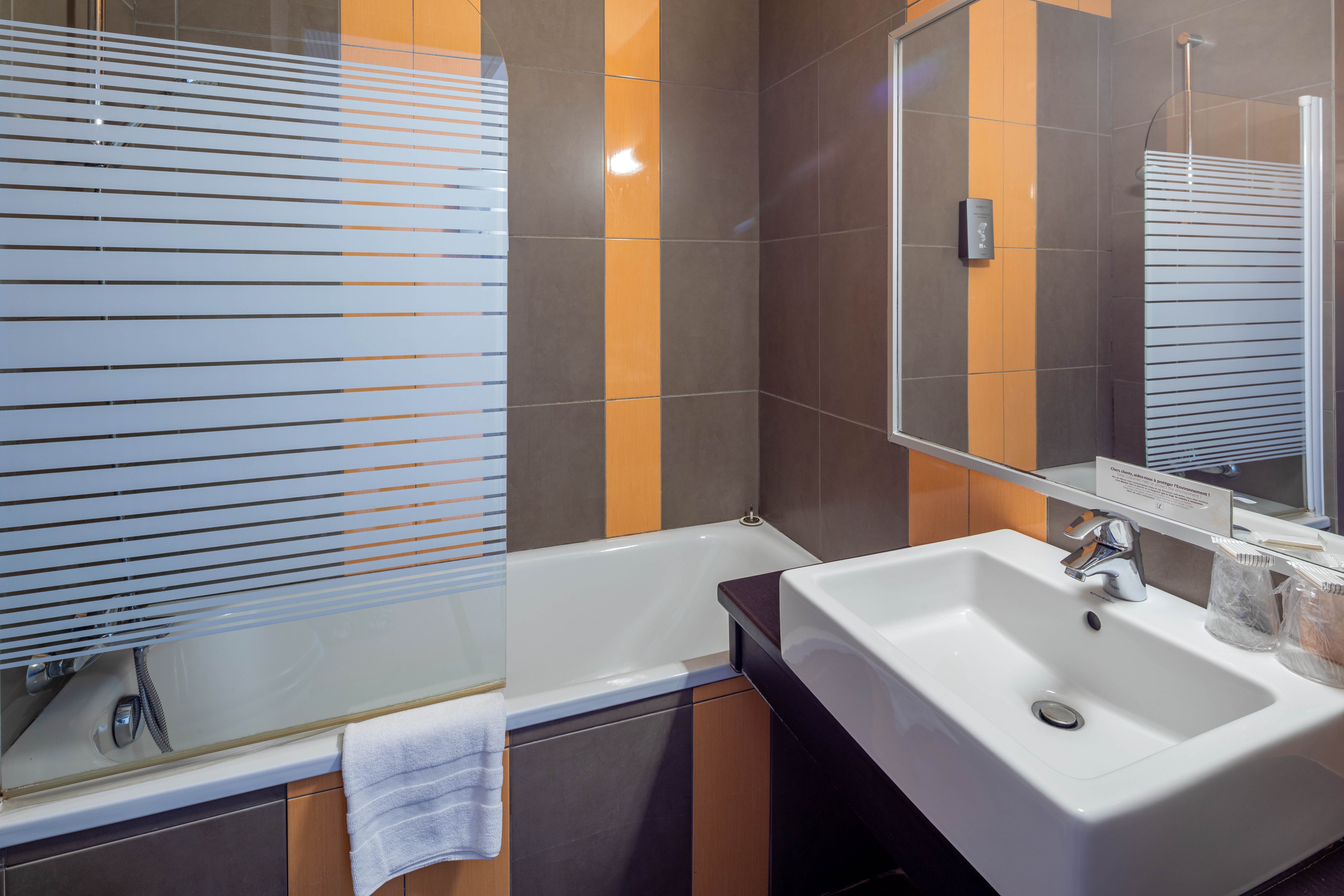 LOGIS NOEMYS PONT DE L ETOILE-guestroom-Double Room Bathroom.jpg