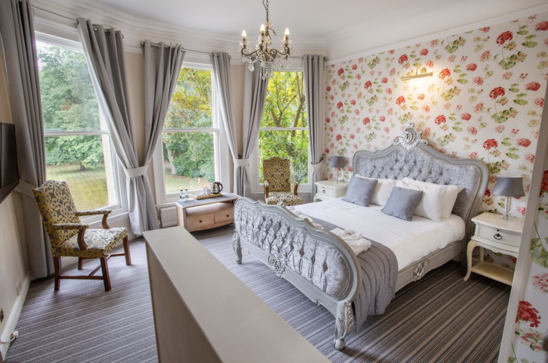 WOODLAND MANOR HOTEL-guestroom-Suite.jpg
