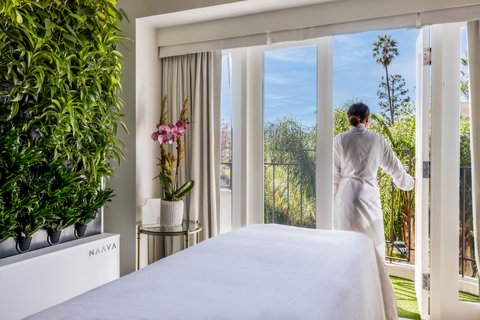 FOUR SEASONS LOS ANGELES AT BEVERLY HILLS - Photo 18