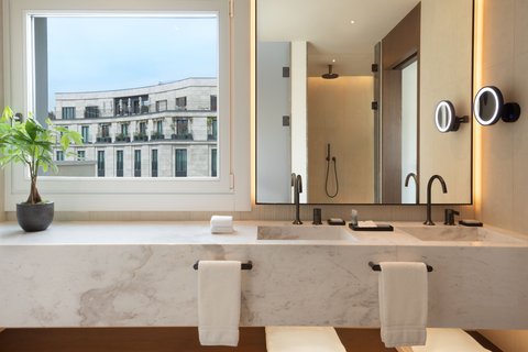 JW MARRIOTT HOTEL MADRID - Photo 93