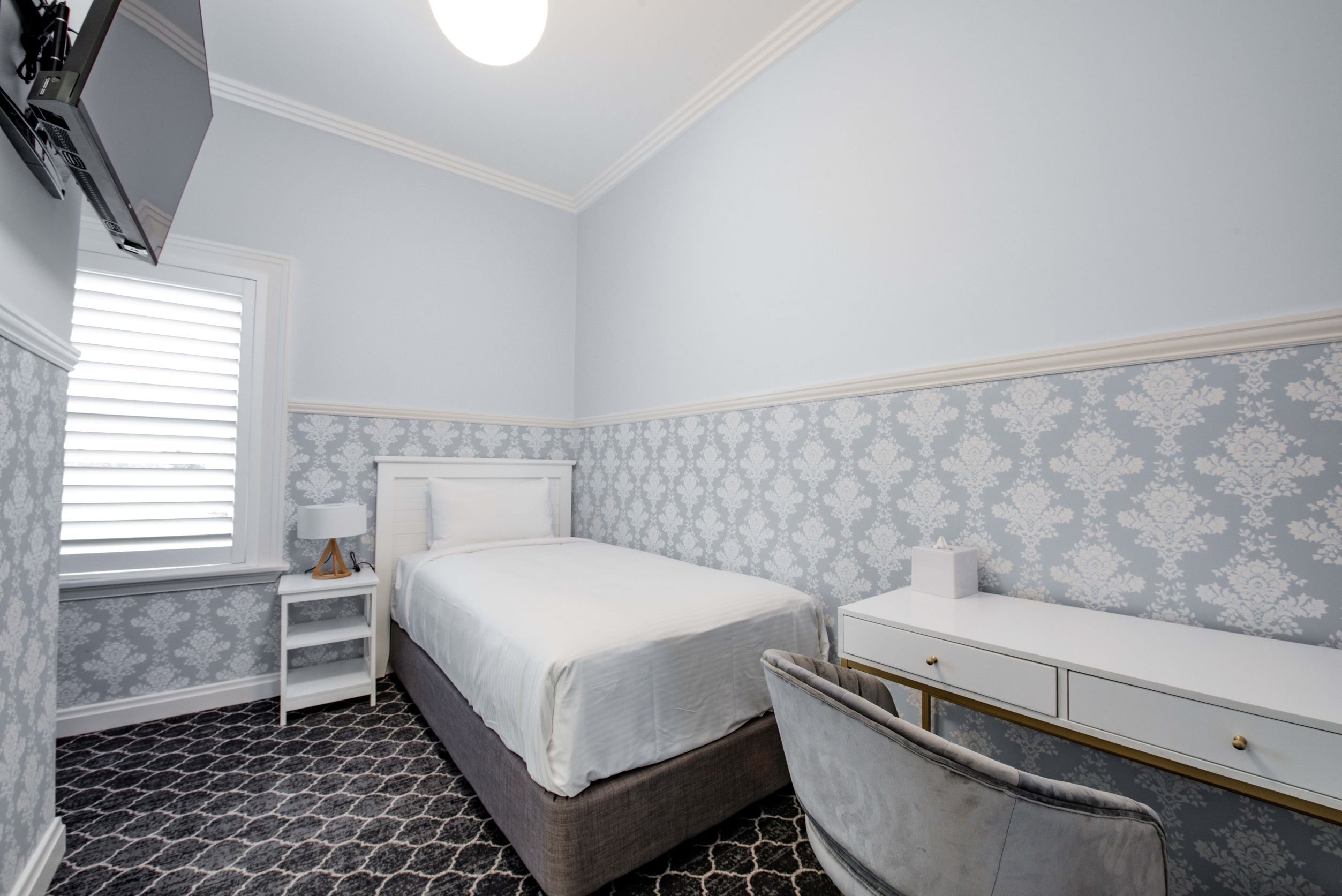 BANKSTOWN HOTEL-guestroom-King Single Ensuite Room.jpg