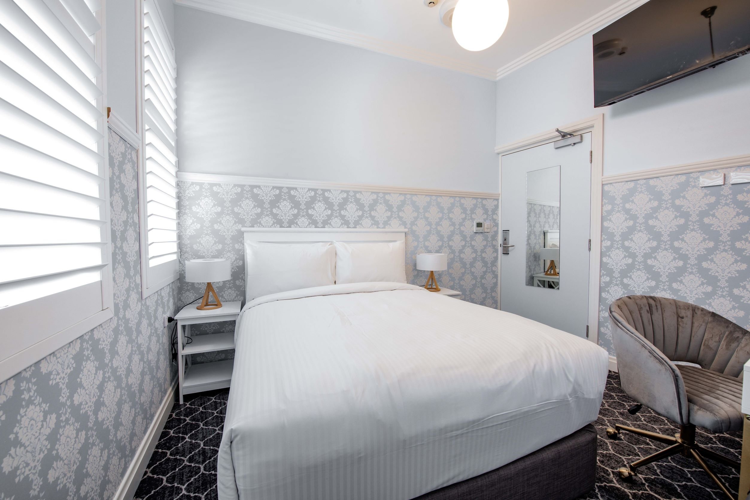 BANKSTOWN HOTEL-guestroom-Double Room Ensuite Bathroom.jpg