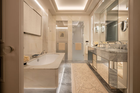 FOUR SEASONS HOTEL GEORGE V PARIS - Photo 30