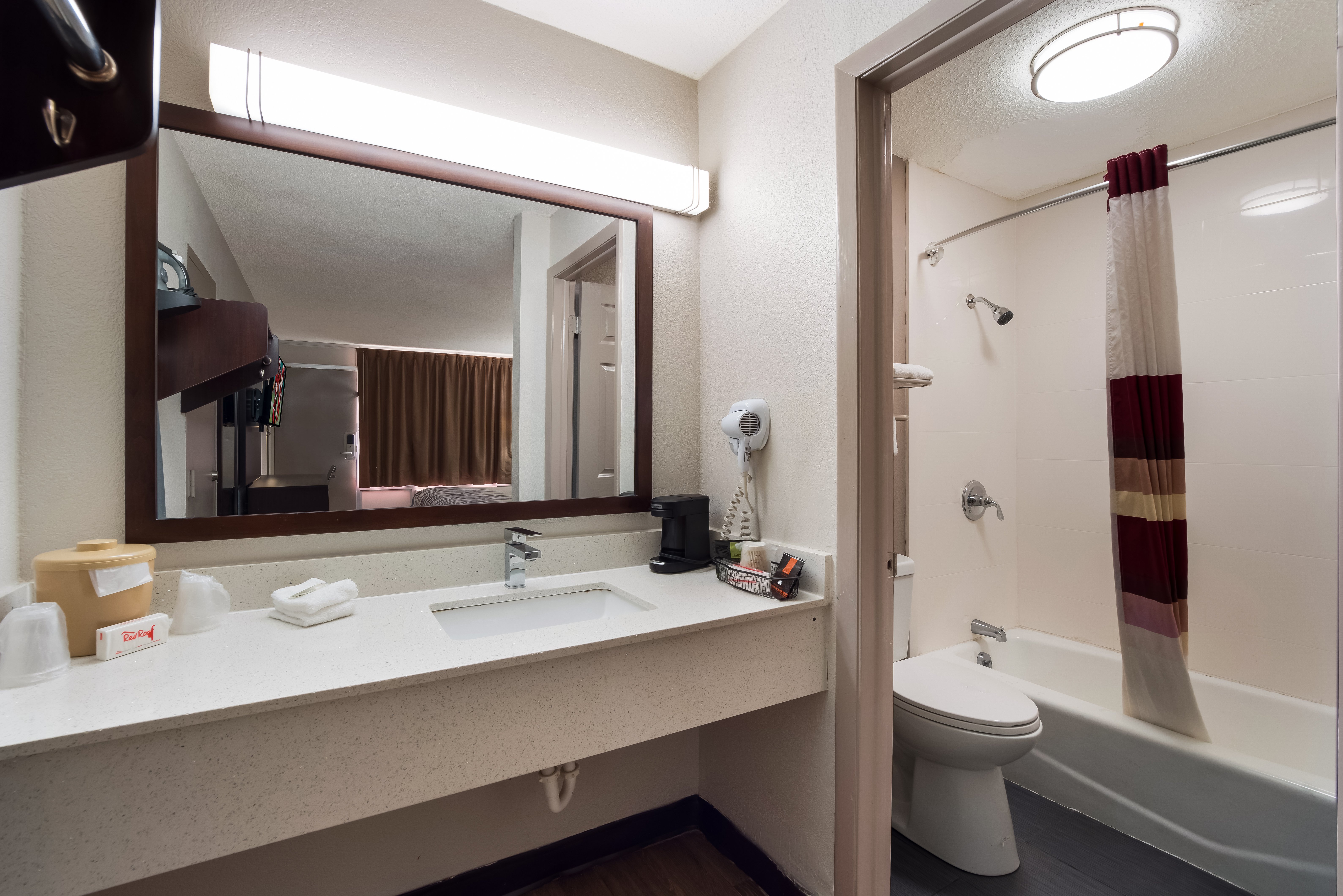 RED ROOF COLUMBIA, SC AIRPORT-guestroom-Superior King Vanity Bath.jpg