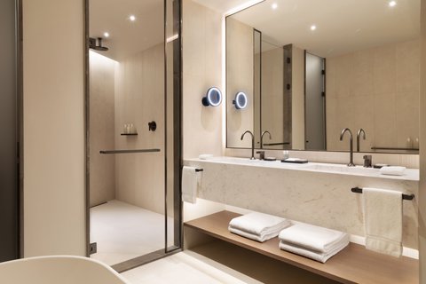 JW MARRIOTT HOTEL MADRID - Photo 106