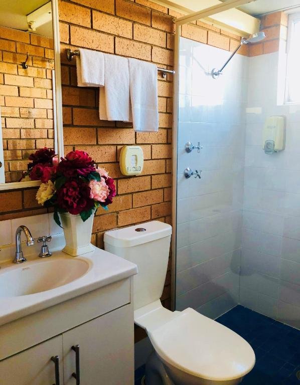 BOSUNS INN MOTEL-guestroom-Bathroom Walk In Shower.jpg