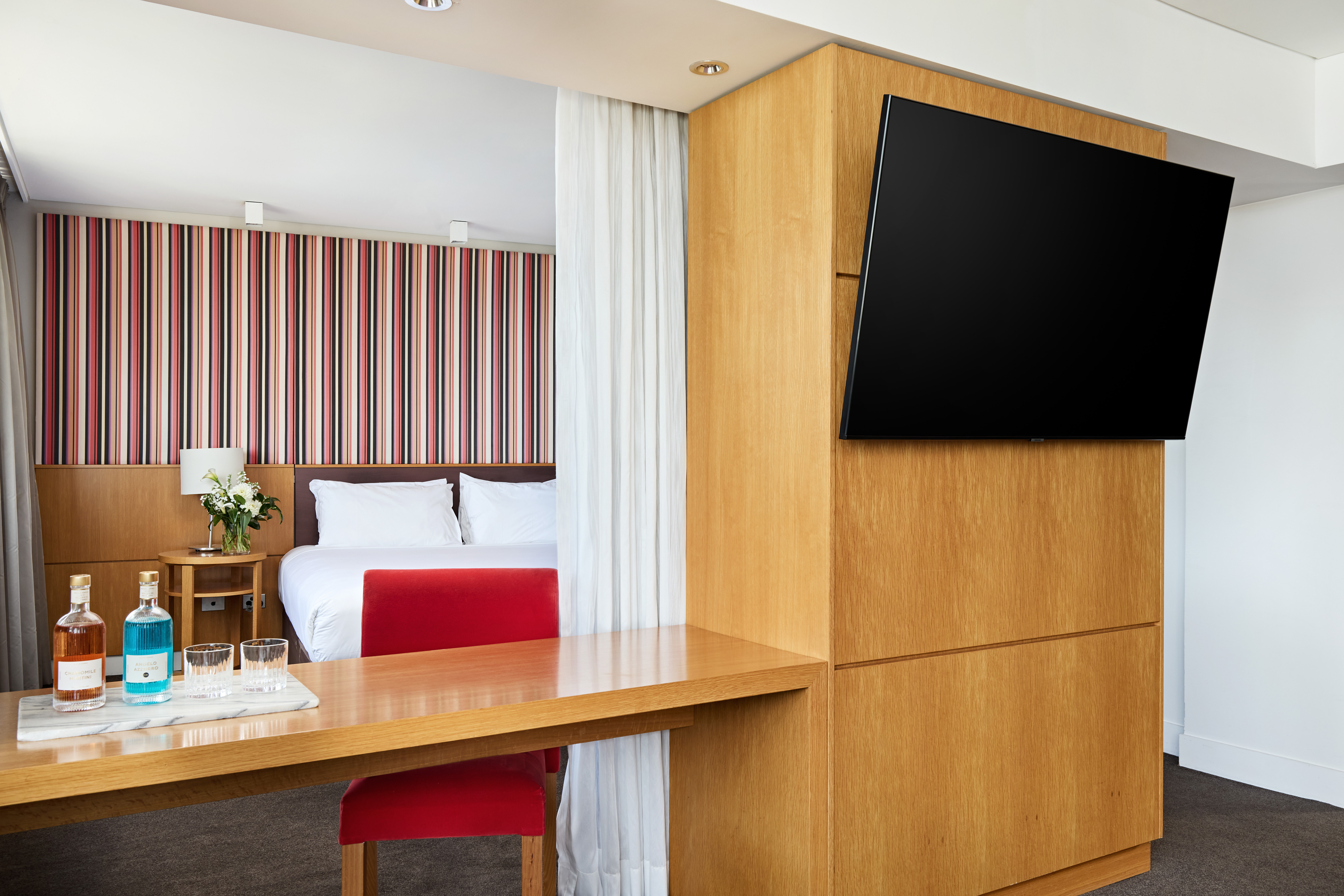 VIEW SYDNEY-guestroom-Harbour View Suite.jpg