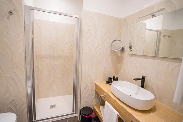 PM HOTEL - CATANZARO-guestroom-BATHROOM.jpg