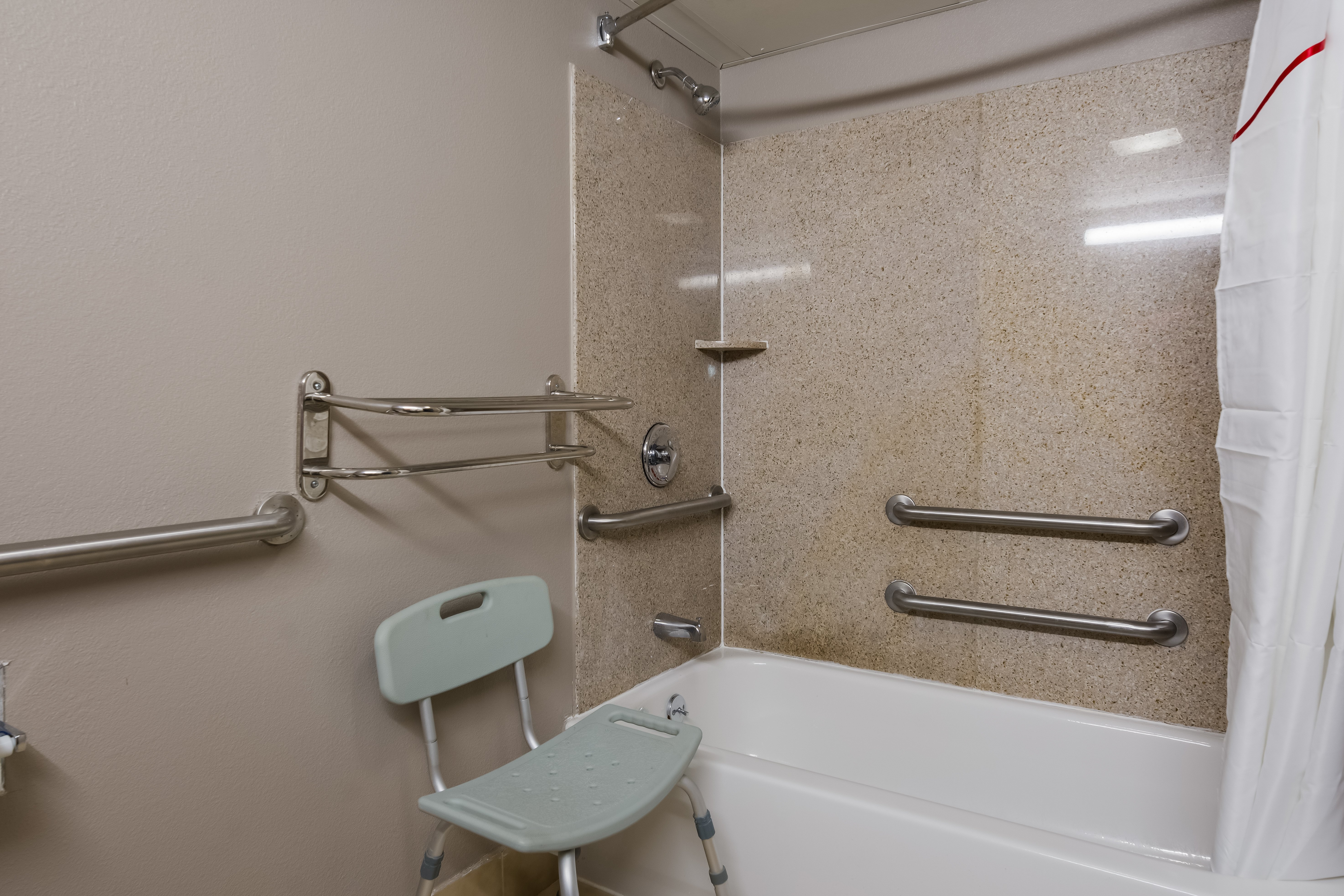 RED ROOF HARTFORD-NEW BRITAIN-guestroom-ADA Bath.jpg