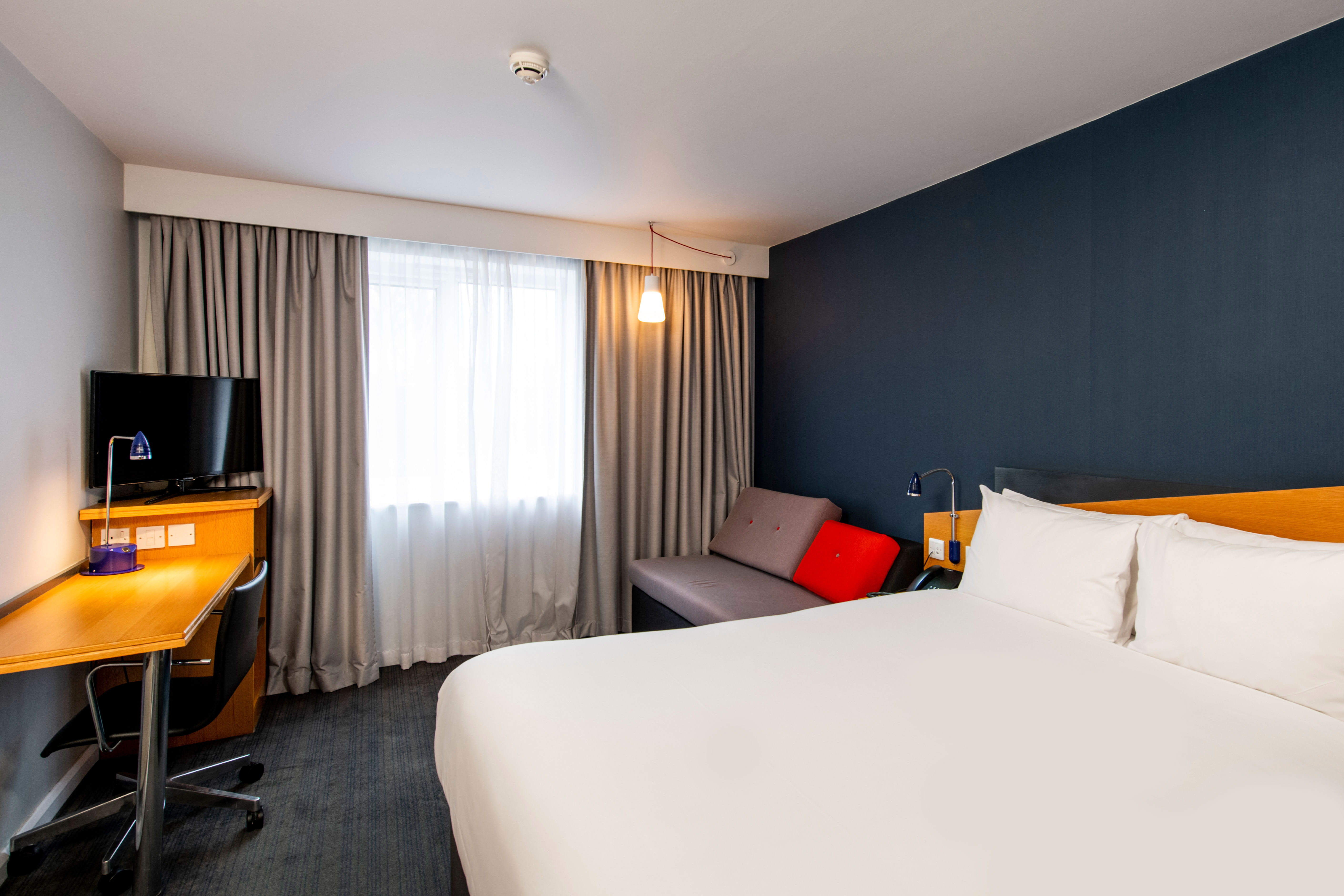 HOLIDAY INN EXPRESS PERTH BY IHG-guestroom-Customise your comfy bed with a choice of soft or firm pillows..jpg