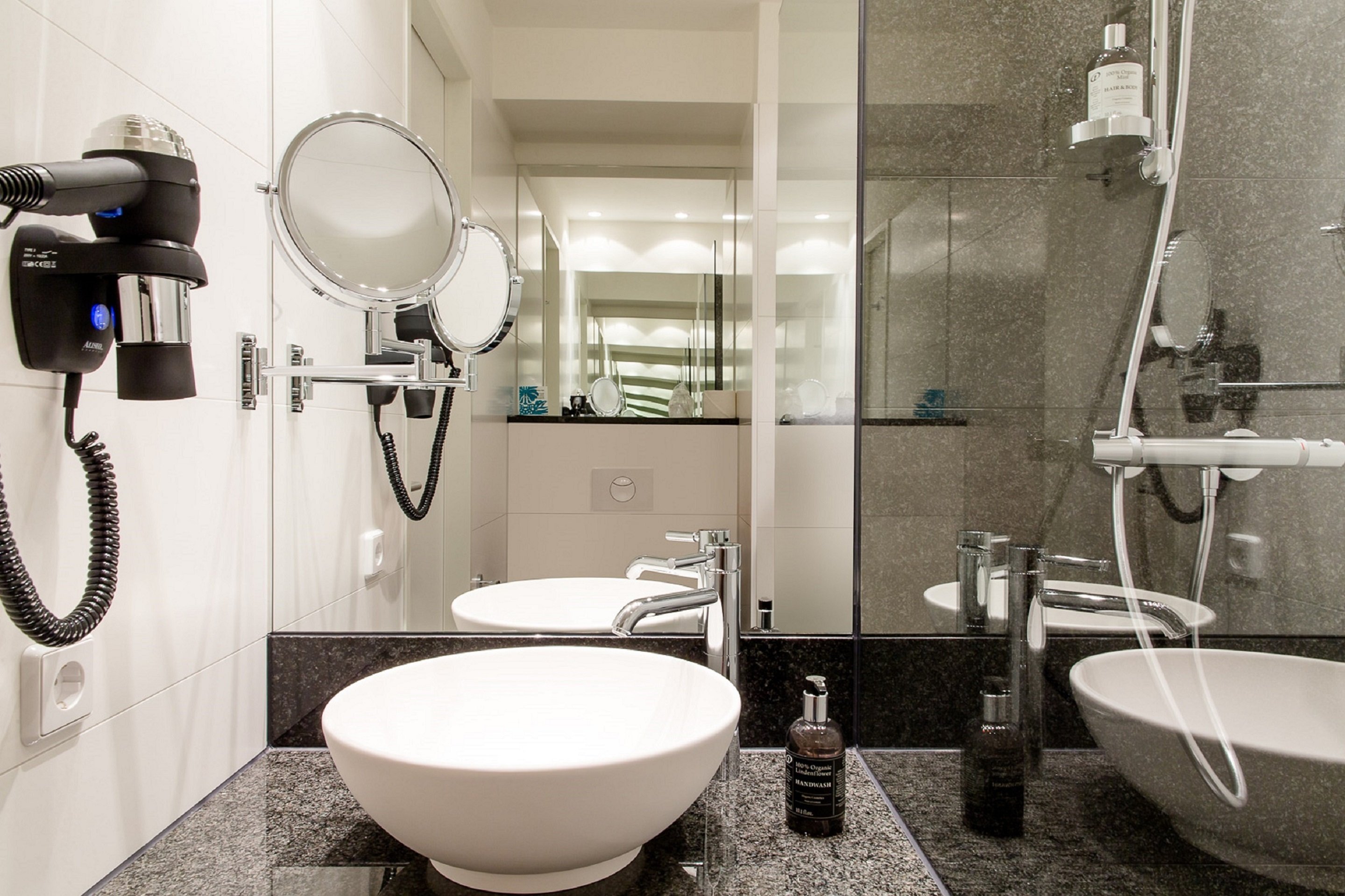 Motel One Linz-Hauptplatz-guestroom-Motel One Linz Bathroom.jpg