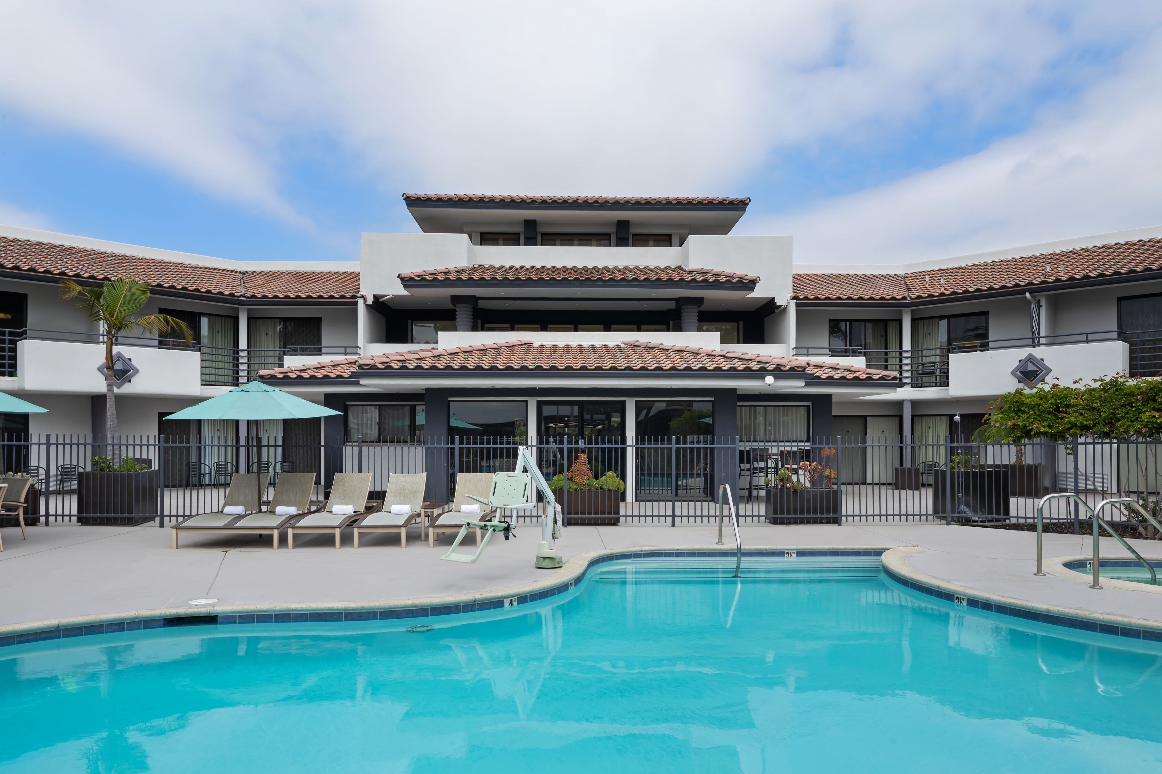 Modern and Elegant Hotel Pool