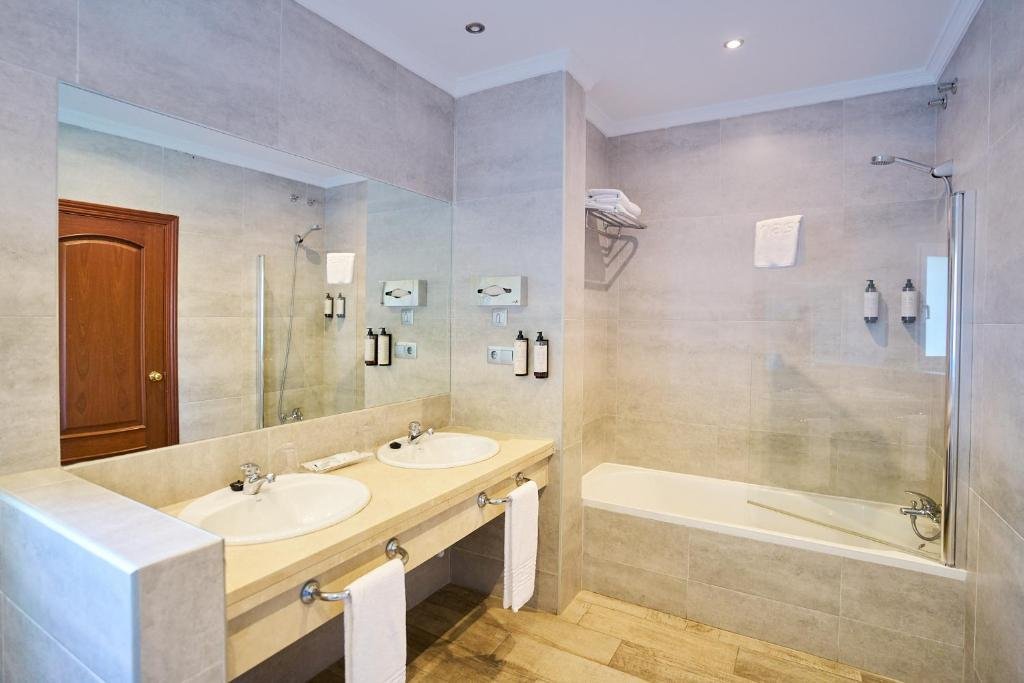 ALHAURIN GOLF RESORT-guestroom-Junior Suite Bathroom.jpg