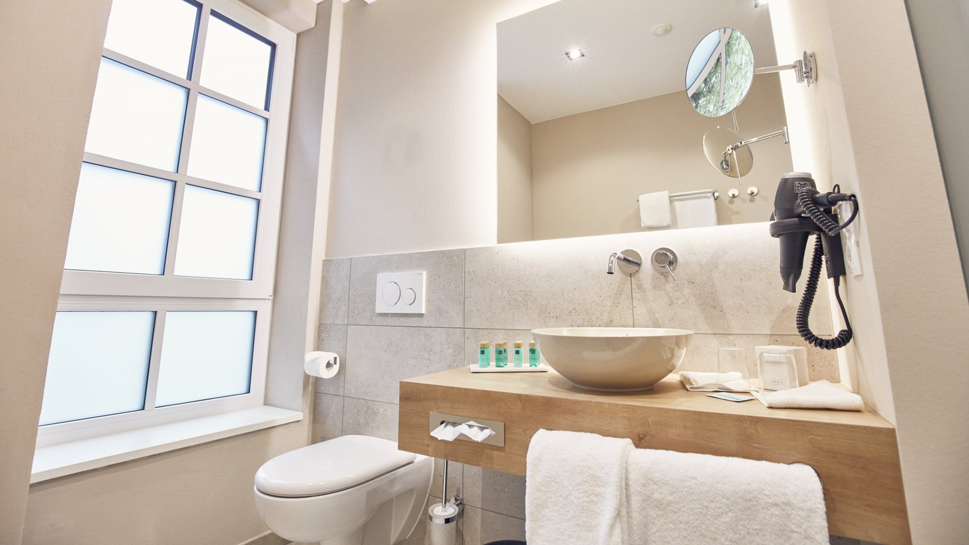 TOP SEEHOTEL MARIA LAACH GLEES-guestroom-Bathroom Junior Suite - TOP Seehotel Maria Laach.jpg