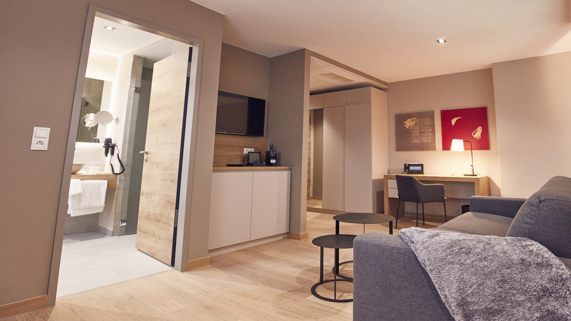 TOP SEEHOTEL MARIA LAACH GLEES-guestroom-Junior Suite - TOP Seehotel Maria Laach.jpg
