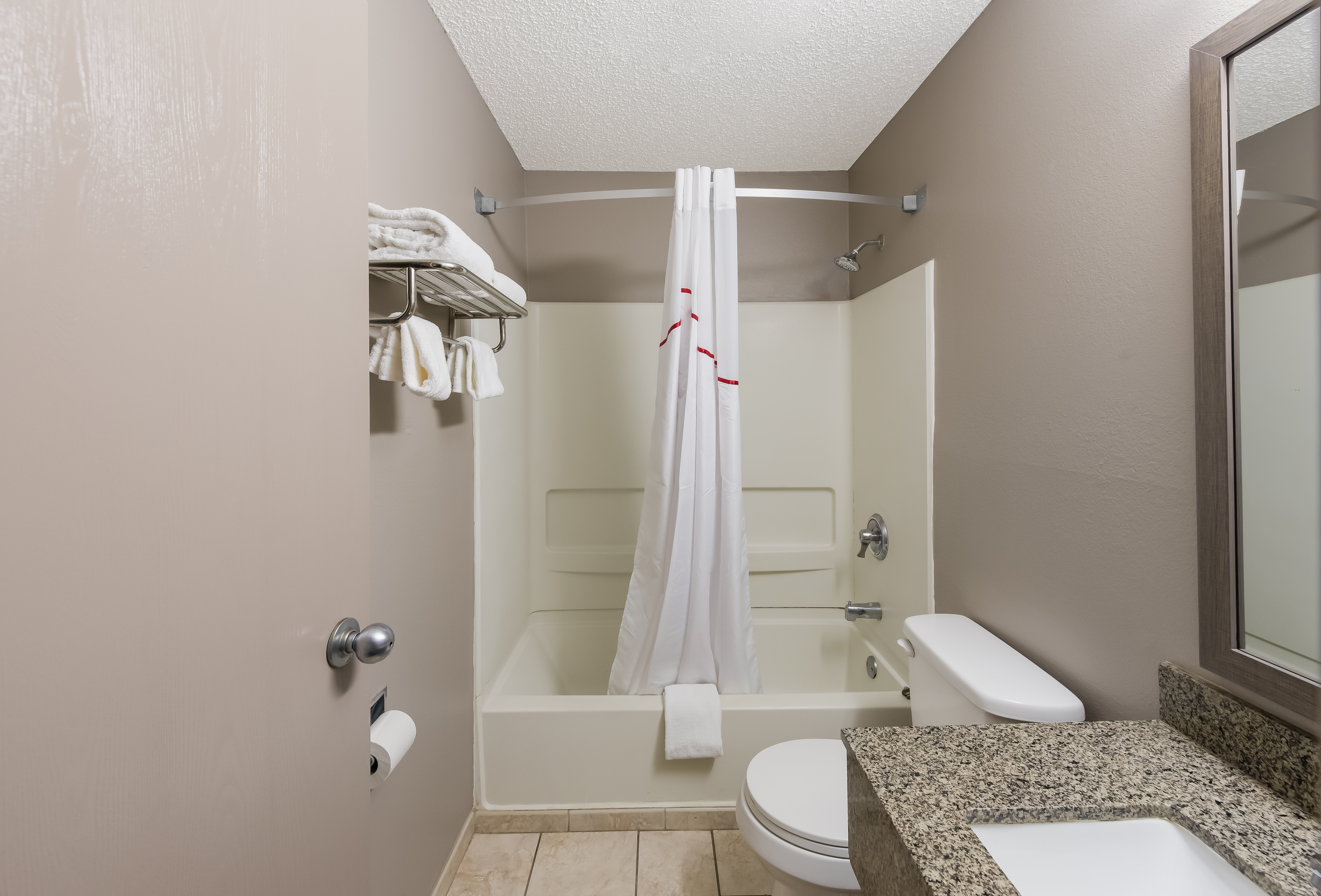 RED ROOF MANSFIELD-guestroom-Bath.jpg