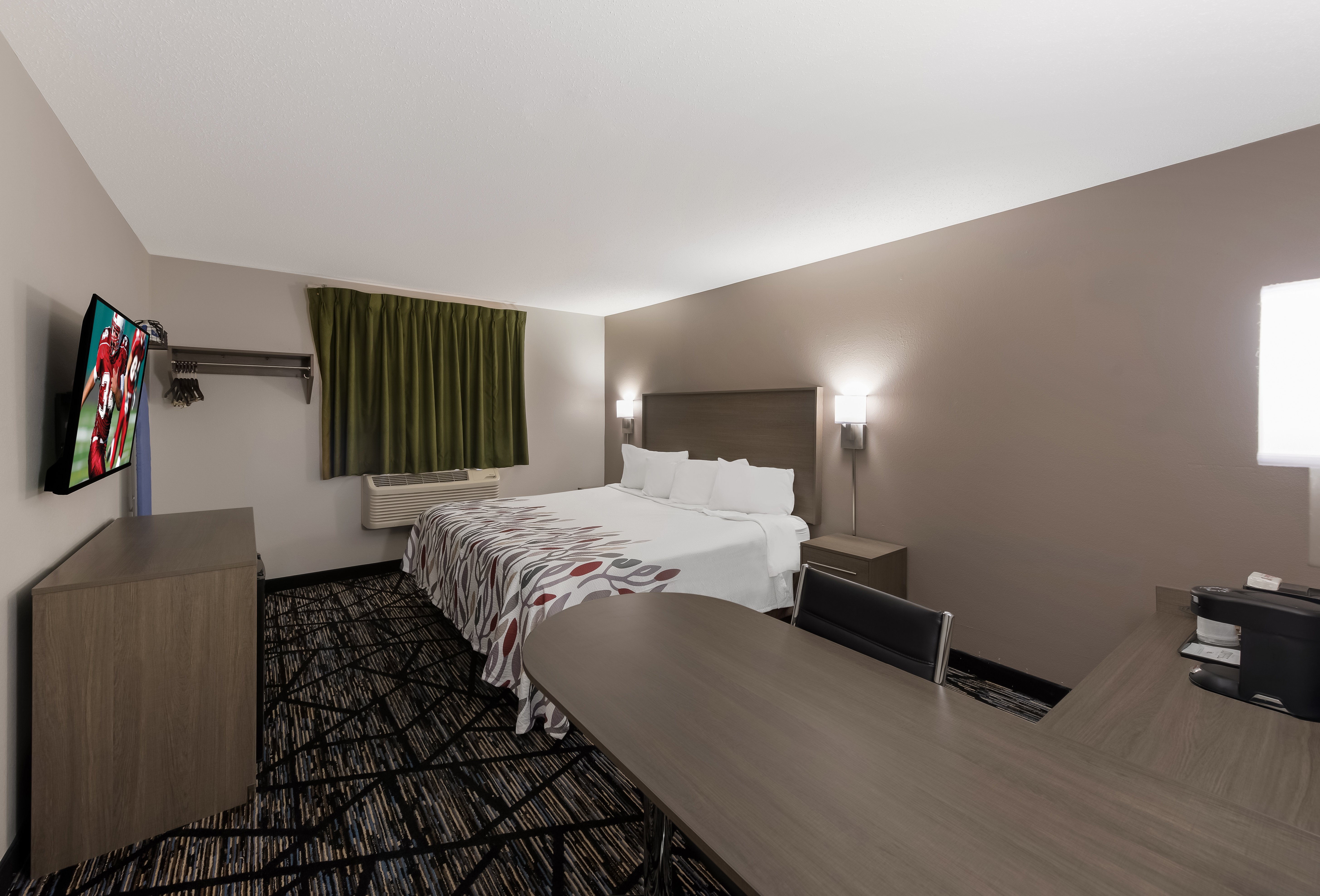 RED ROOF MANSFIELD-guestroom-Superior King.jpg
