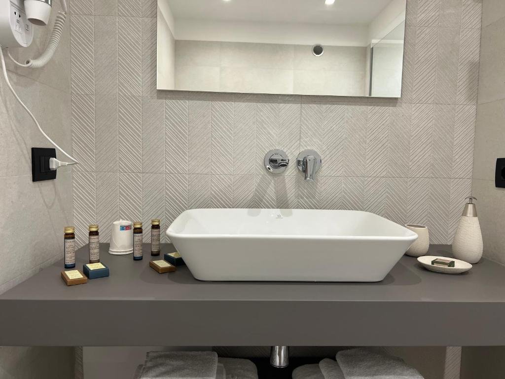 ROCCAREGINA HOTEL-guestroom-BATHROOM.jpg